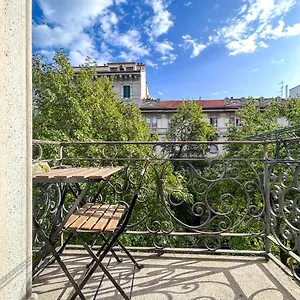 Casa Alberto Da Giussano, Elegante Bilocale In Centro Con Balcone Sul Parco Appartamento Milano